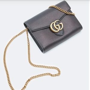 GUCCI BLACK GRAINED LEATHER GG MARMONT SMALL CHAIN BAG